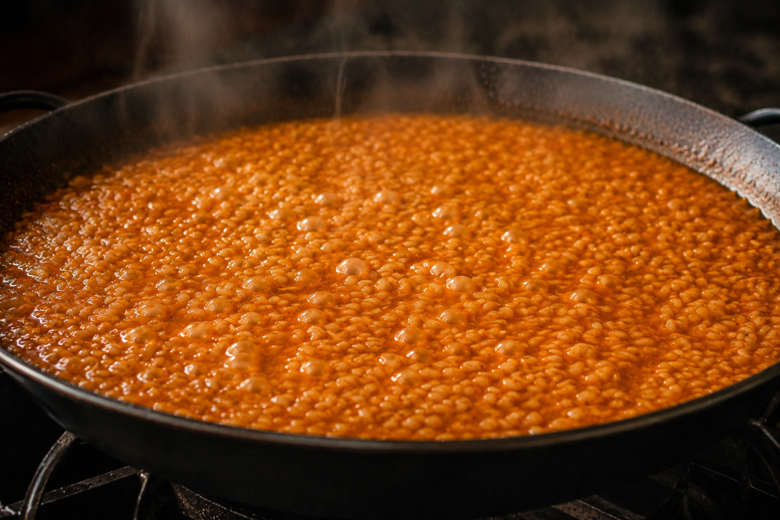 Arroz cociéndose en paella | CocinaCanalla